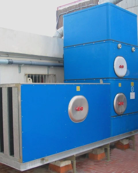 Tour de refroidissement avec faisceau tubulaire et ventilateur centrifuge
